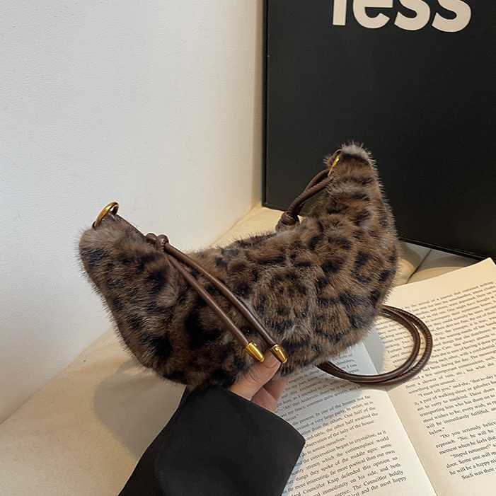 Small niche croissant female leopard print crossbody bag casual versatile plush dumpling bag 241215