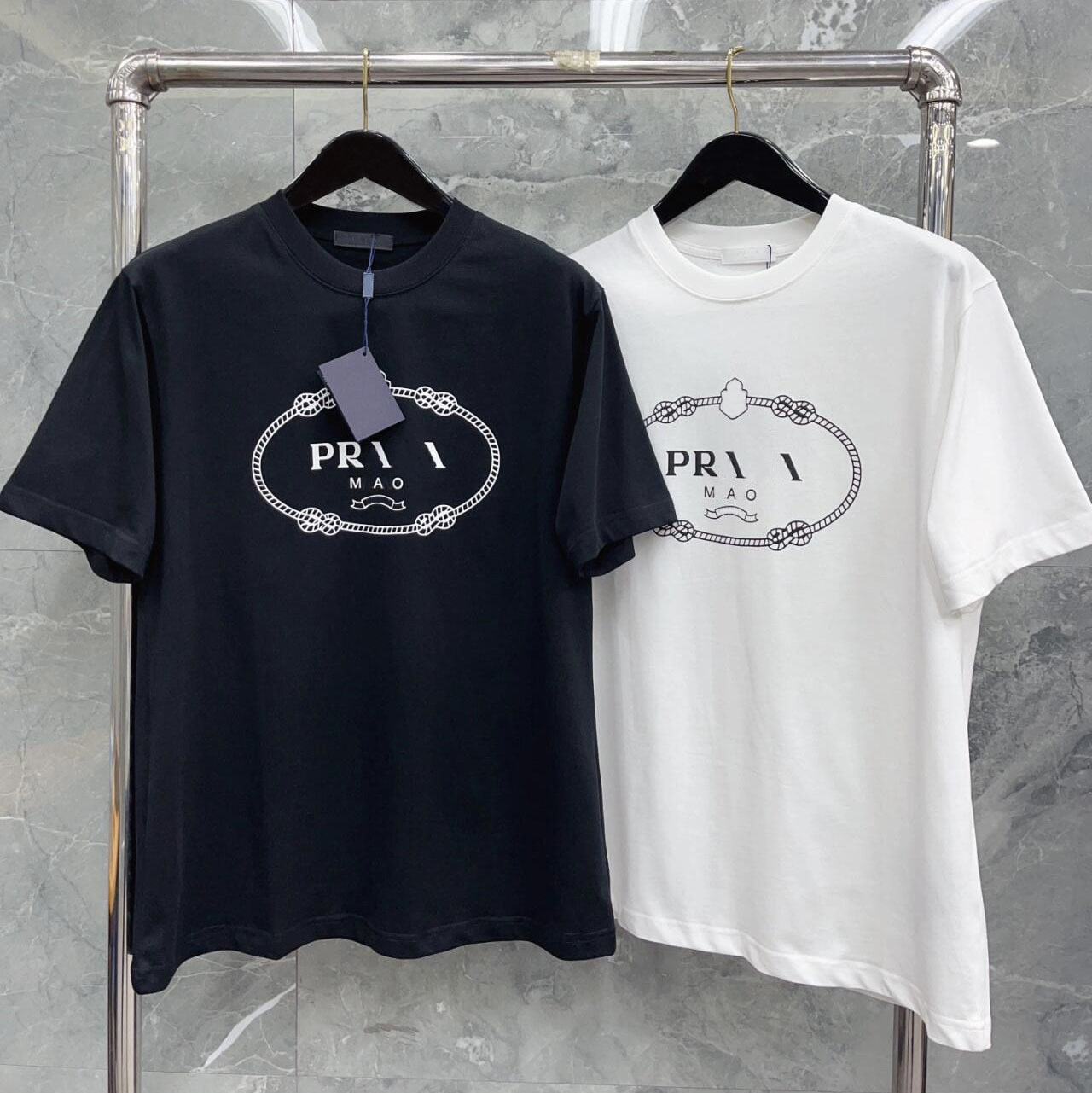 Summer new high-quality fashion T-shirts, black and white letters, round neck and short sleeves, high-end fashion men's and women's casual T-shirts.