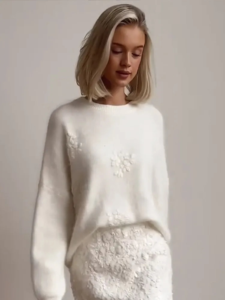 Fashionable womens jacquard embroidery solid knit sweater casual Oneck long sleeved loose floral autumn fashion jumper 241211