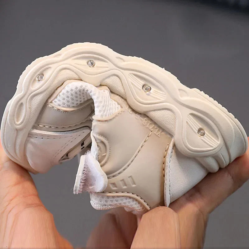 Childrens casual luminous shoes LED sparkling breathable mesh upper sports childrens chi 241216