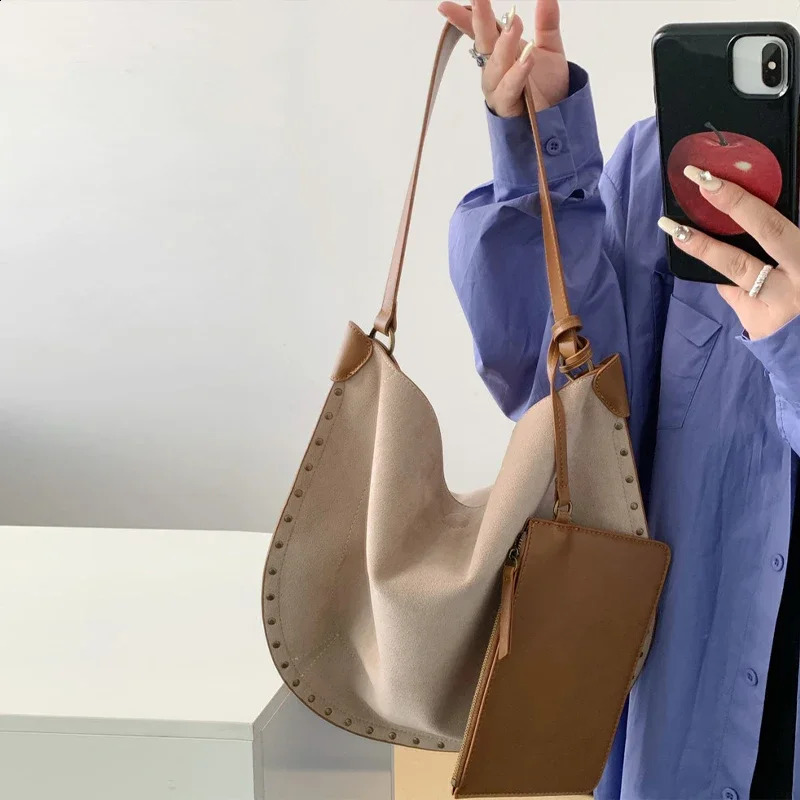 Retro matte velvet rivet saddle bag large capacity metal stud lower arm shoulder bag womens black leather handbag 241213