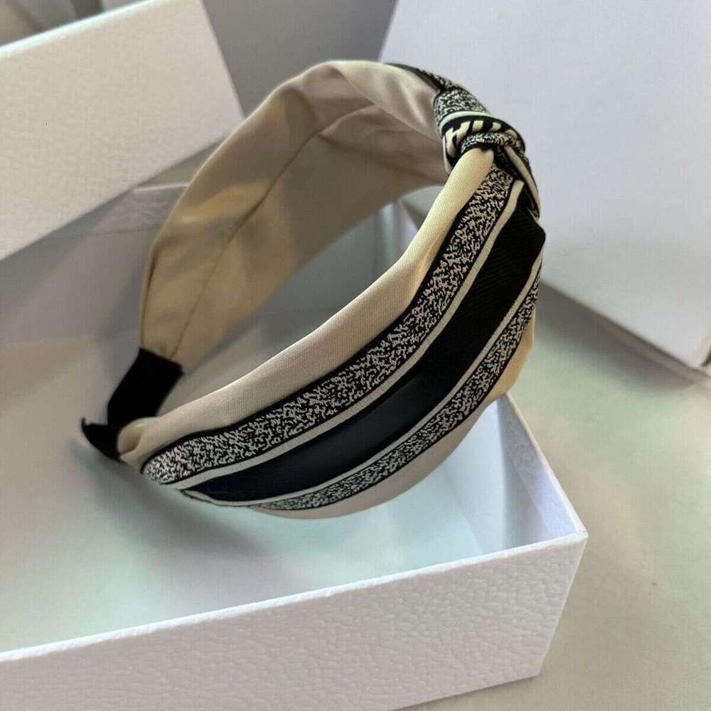hair accessories for women with simple fabric temperament hair compression headbands broken hair clips versatile for going out autumn and winter new s