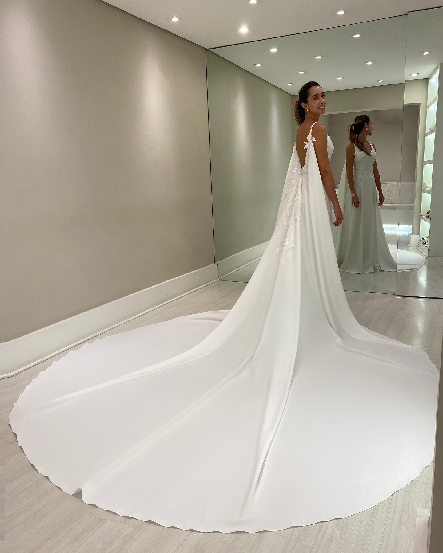 Fabulous Appliqued Wedding Dresses With Cape Backless Bridal Gowns A e V Necke Vestido De Novia