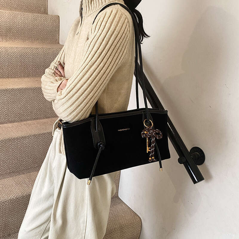 Shoulder Bag for Women Underarm Purse Large Capacity Winter Fall Popular Texture Shoulder Casual Versatile Commuting Armpit Bag