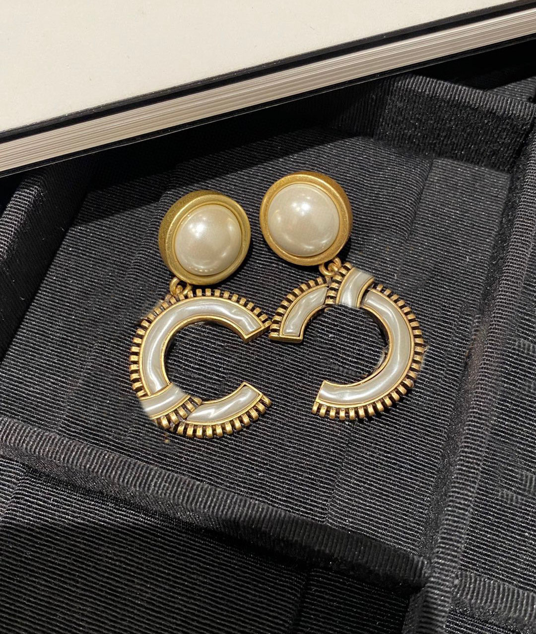 2025 Luxury quality charm drop earring with white shell beads in 18k gold plated have stamp box stud brooch PS6882