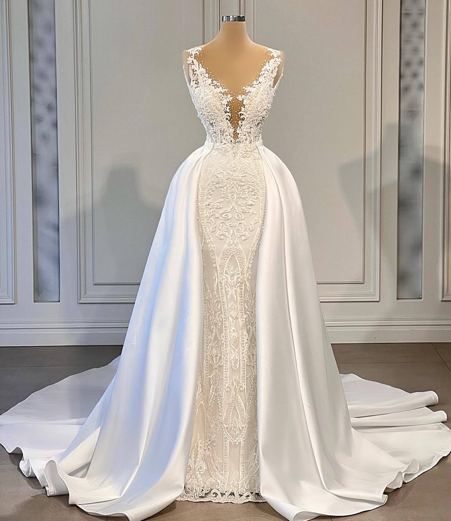White Stunning Ivory Lace Mermaid Wedding Dresses With Detachable Satin Skirt Arabic D Appliques Sheer Neck Sleeveless Long Bridal Gowns Formal BC