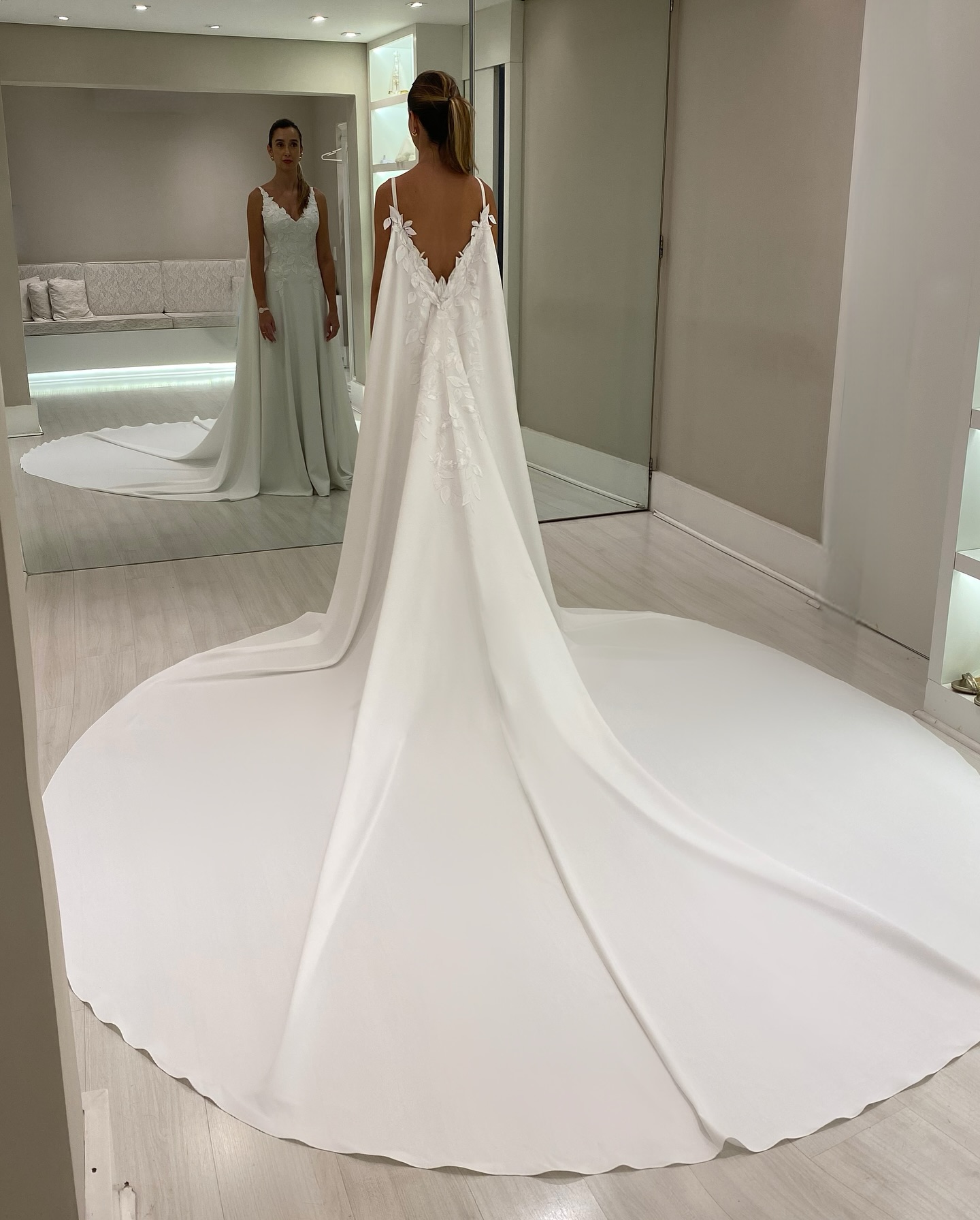 Fabulous Appliqued Wedding Dresses With Cape Backless Bridal Gowns A e V Necke Vestido De Novia