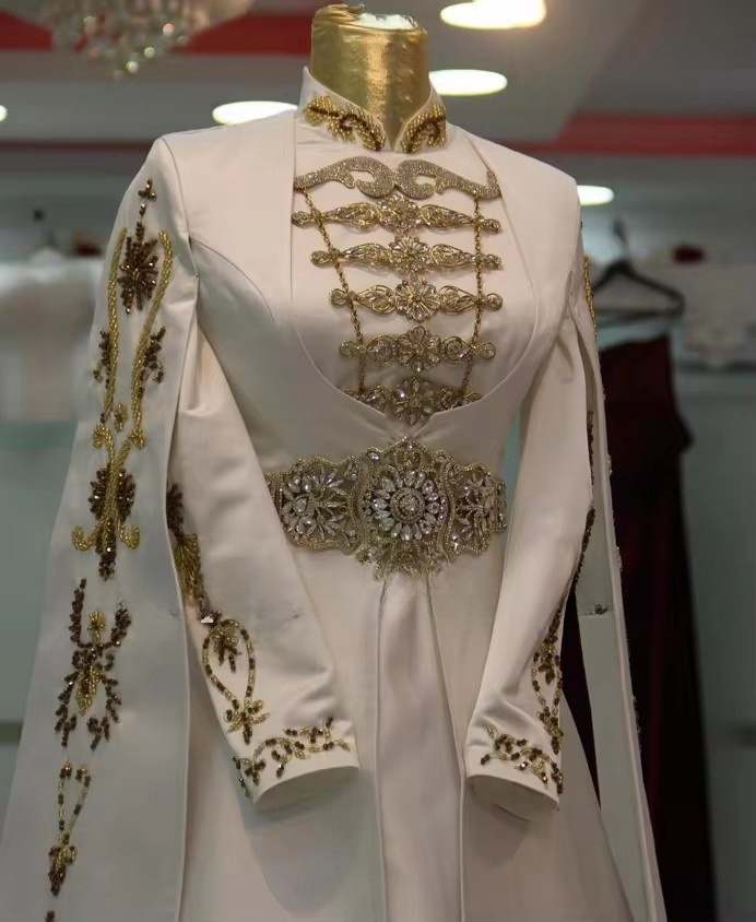 2025 White Long Sleeve Wedding Dresses Embroidered High Neck Muslim Caucasian Bridal Party Gowns robes de soiree