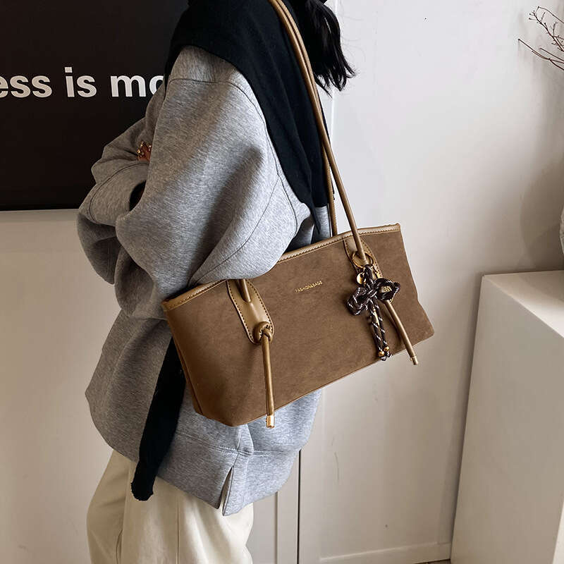 Shoulder Bag for Women Underarm Purse Large Capacity Winter Fall Popular Texture Shoulder Casual Versatile Commuting Armpit Bag