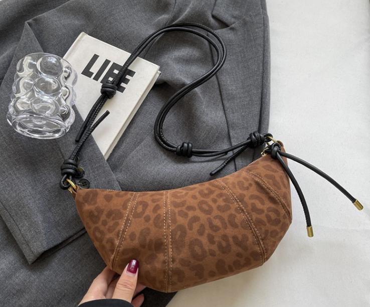 Designer 2025 new style free shipping designer Matte finish, splicing Dumpling zipper type for womens leisure daily bags