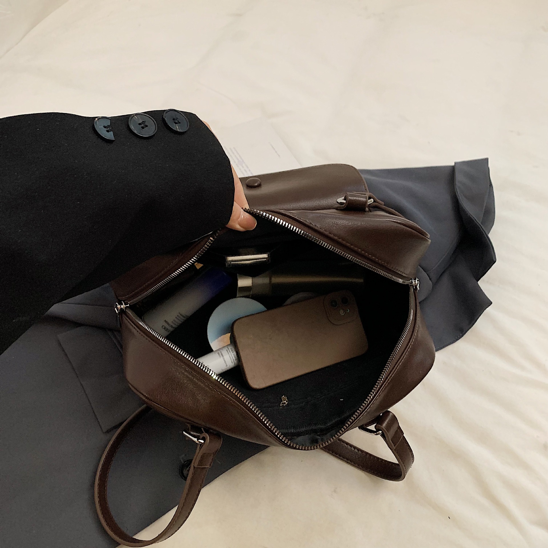HOT NEW Free Shipping Designer Bags For Womens Oil Wax Leather Double Bag Leisure Black Beige Brown European And American Niche Design Handbag Designe