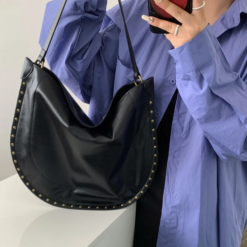 Retro matte velvet rivet saddle bag large capacity metal stud lower arm shoulder bag womens black leather handbag 241213