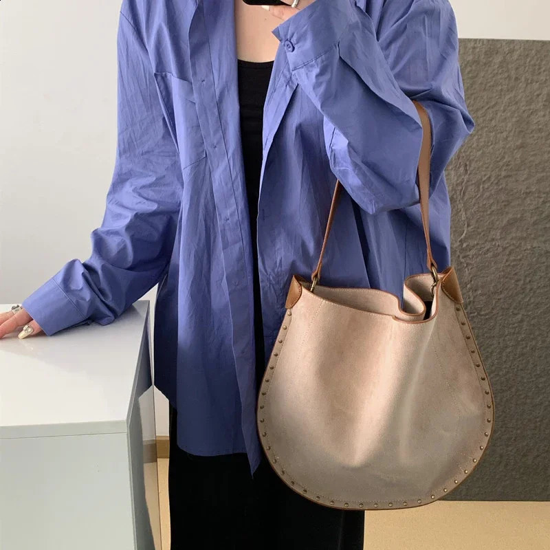 Retro matte velvet rivet saddle bag large capacity metal stud lower arm shoulder bag womens black leather handbag 241213