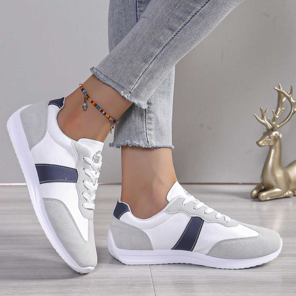 Womens lightweight casual sports shoes fashionable flat shoes lace walking shoes womens comfortable soft soled sports flat shoes Y241217