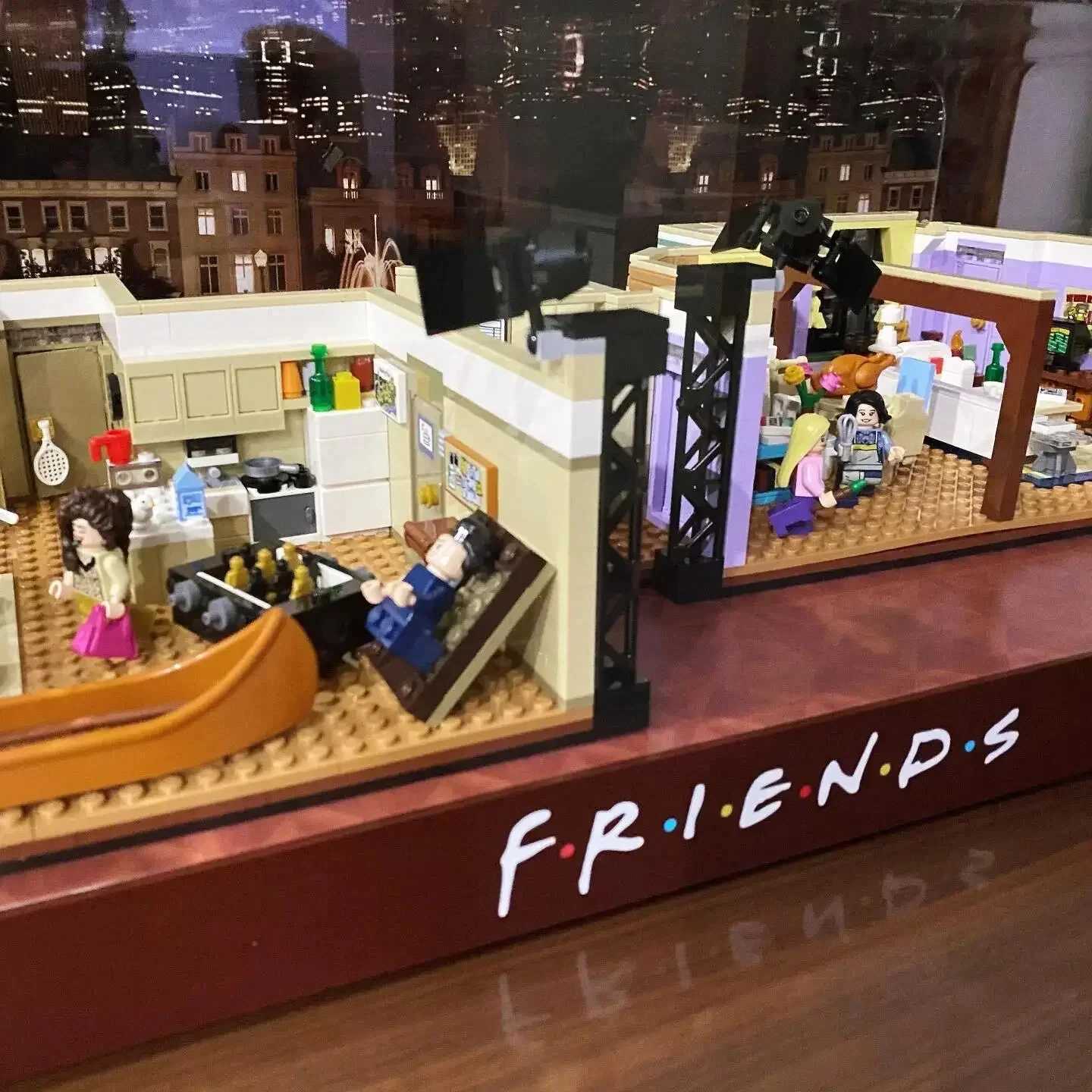 Popular toys classic TV dramas city center architecture friends parties friends apartments 10292 coffee shops building toys home decor X241218