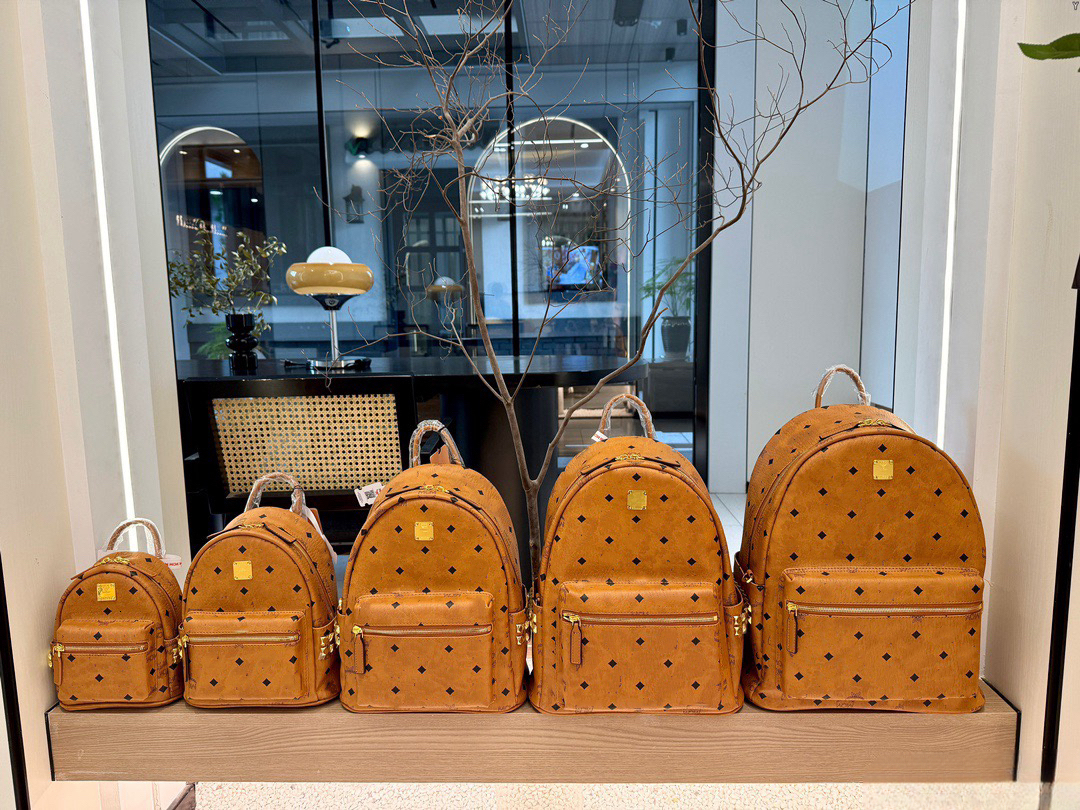 Leather Handbags Wholesale Large Size Men And Women Travel Famous Rivet Printing Backpack Designer Lady Bags Boy Girl School Bag 121