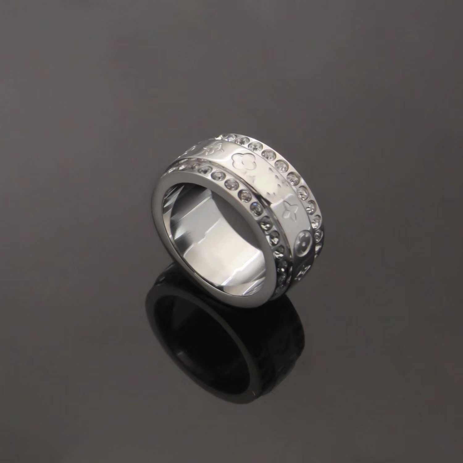 Luxury designer girl boy diamond V solid Ring 18K Gold Silver Rose Stainless Steel Rings branded engrave Women men love wedding Jewelry Lady Gifts size USA 6 7 8 9 10 11