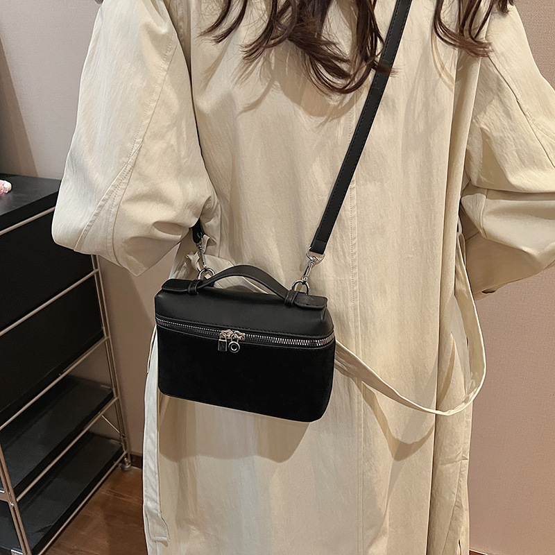 Korean version of niche design for women 2024 autumn new fashion simple hand-held small square casual crossbody bag