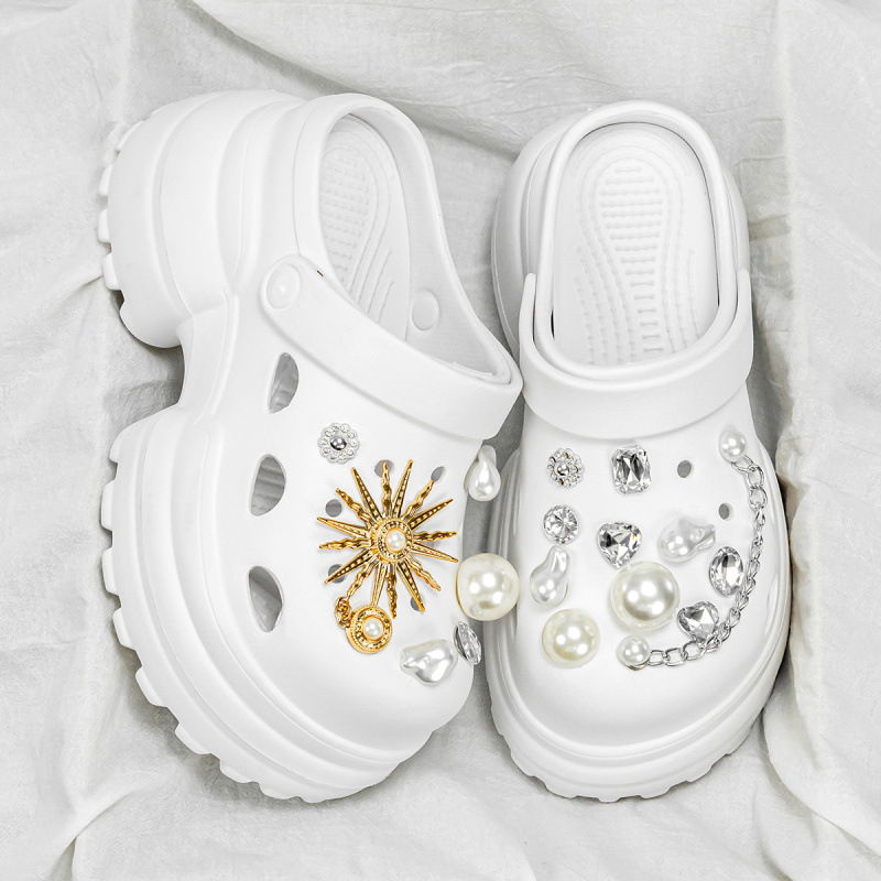 2025 New Fashion Sun Thick Bottom Hole Shoes Women Summer Increase DIY Accessories Outer Wear Beach Baotou Sandals Slippers Designers Footwear