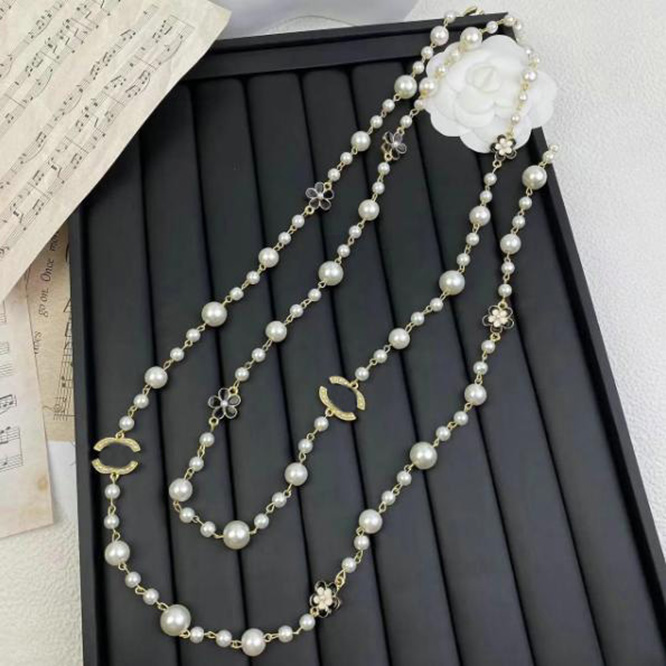 And Wholesale Retail Long Designer Brand Women Necklace Crystal Rhie Letter Pearl Necklaces Sweater Chain Accessories Party Gifts With Box