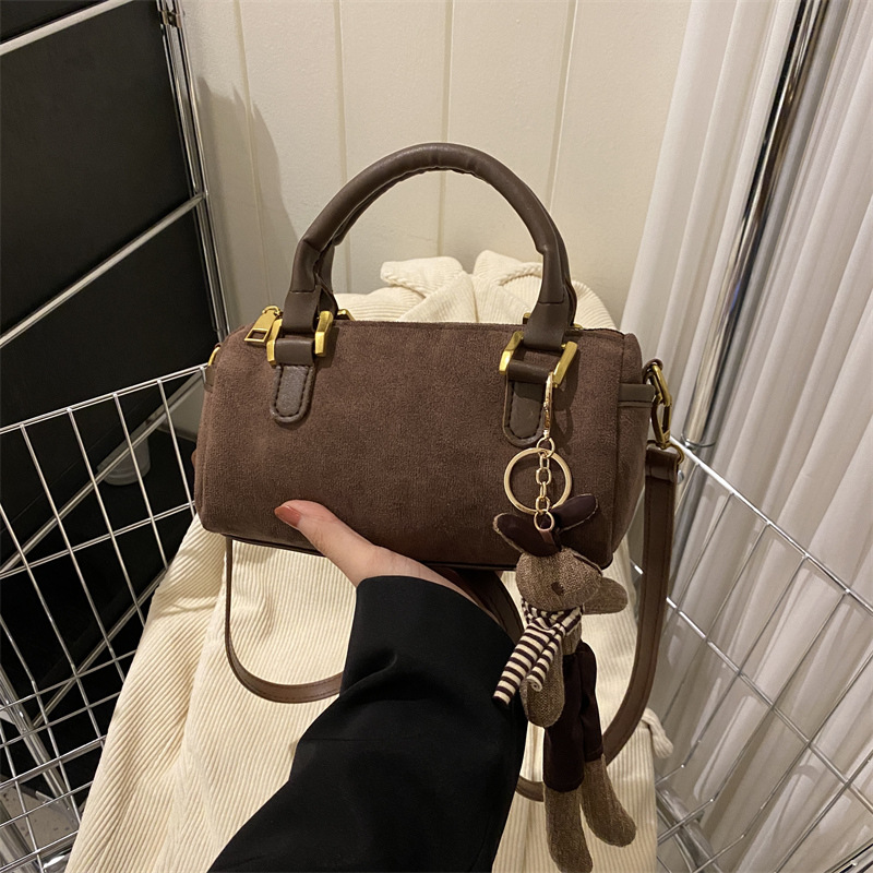 2025 free NEW hot shipping designer bags Fashion shoulder handbag baguette black bag for Ladies' daily versatility
