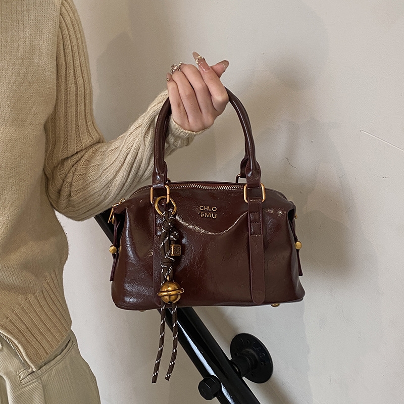2025 free shipping designer bags Fashion shoulder inside pocket with a zipper letter bag for Ladies' daily versatility