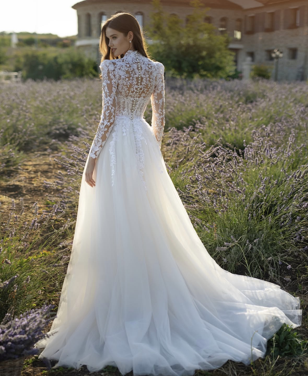 Lace Long Sleeves A Line Wedding Dresses Appliques Country Bridal Gowns V-Neck Ivory Court Train Robe De Mariee Garden Beach Bride Dress