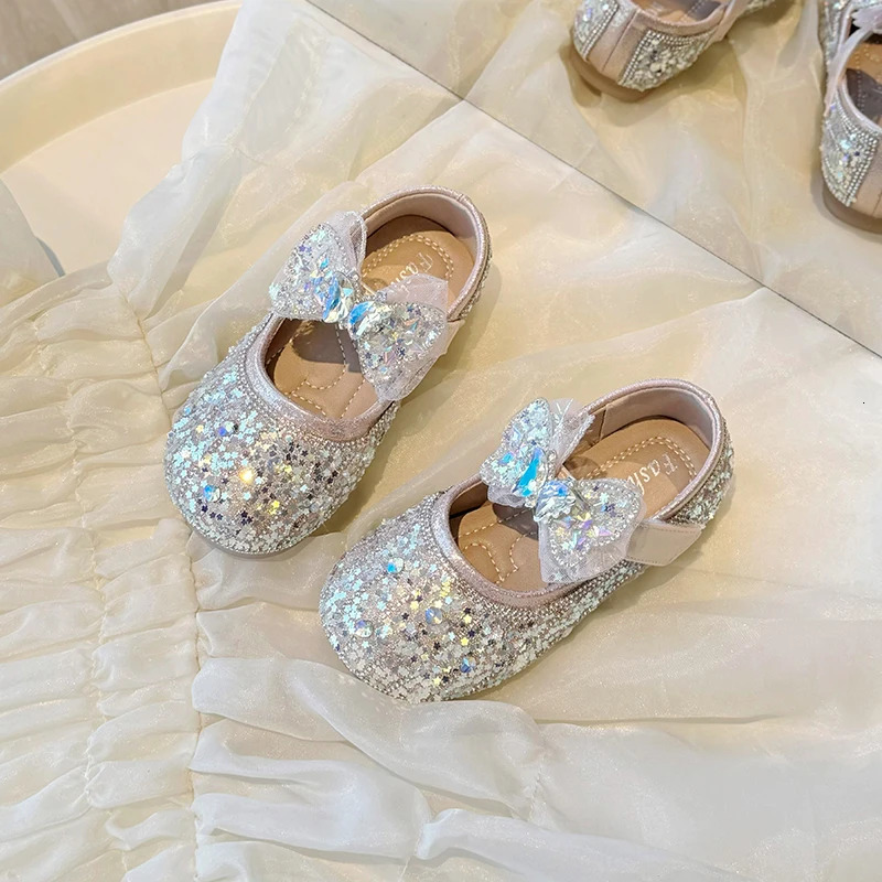 Childrens Summer Fashion Sequined Shoes Girls Cute Rhinestone Pearl Bowknot Princess Shoes Wedding Shoes Flat Heel Sandals 241219