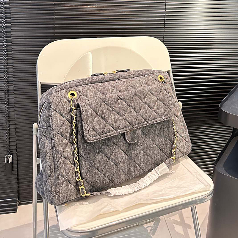 Aged Washed Designer Vintage Denim Maxi Bowling Shoulder Bags Large Capacity Gold Metal Hardware Matelasse Handbags Outdoor Travel Holiday Duffel Luggage 42x27cm