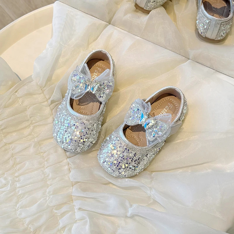 Childrens Summer Fashion Sequined Shoes Girls Cute Rhinestone Pearl Bowknot Princess Shoes Wedding Shoes Flat Heel Sandals 241219