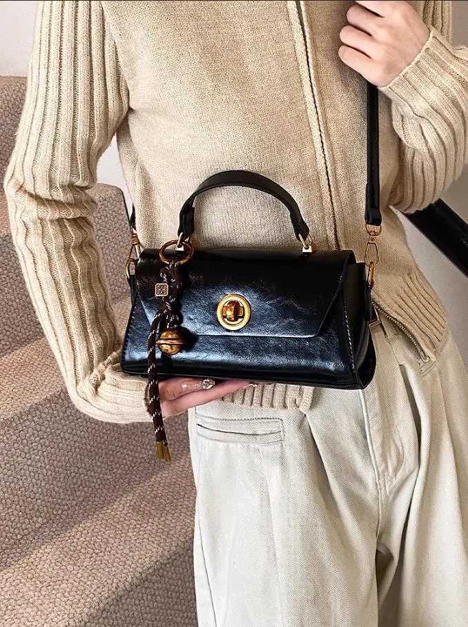 New 2025 louver shaped sole cross body with pendant square winter bag new designer handbag Y241219