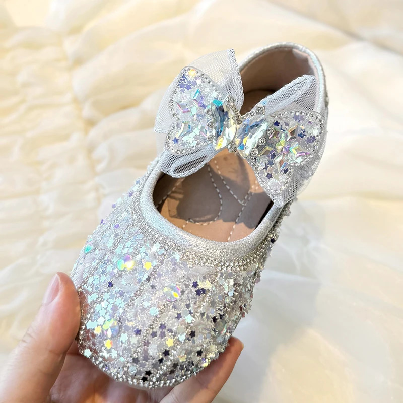 Childrens Summer Fashion Sequined Shoes Girls Cute Rhinestone Pearl Bowknot Princess Shoes Wedding Shoes Flat Heel Sandals 241219