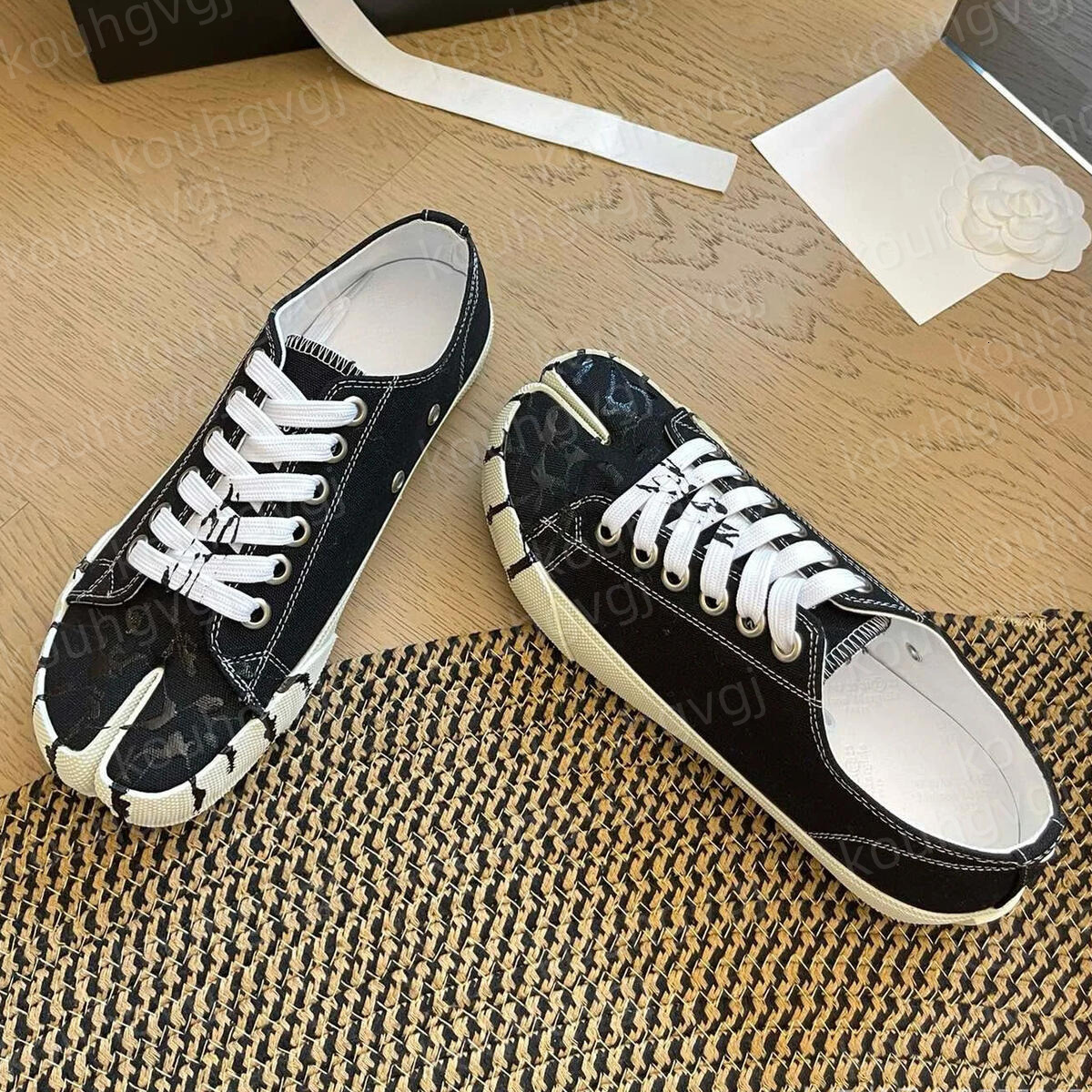 Top quality Designer Paint Tabi Sneaker Womens Mens Luxury Casual Shoe black white purple trainer Low loafer espadrille outdoor walk hike tennis Fashion flat shoes