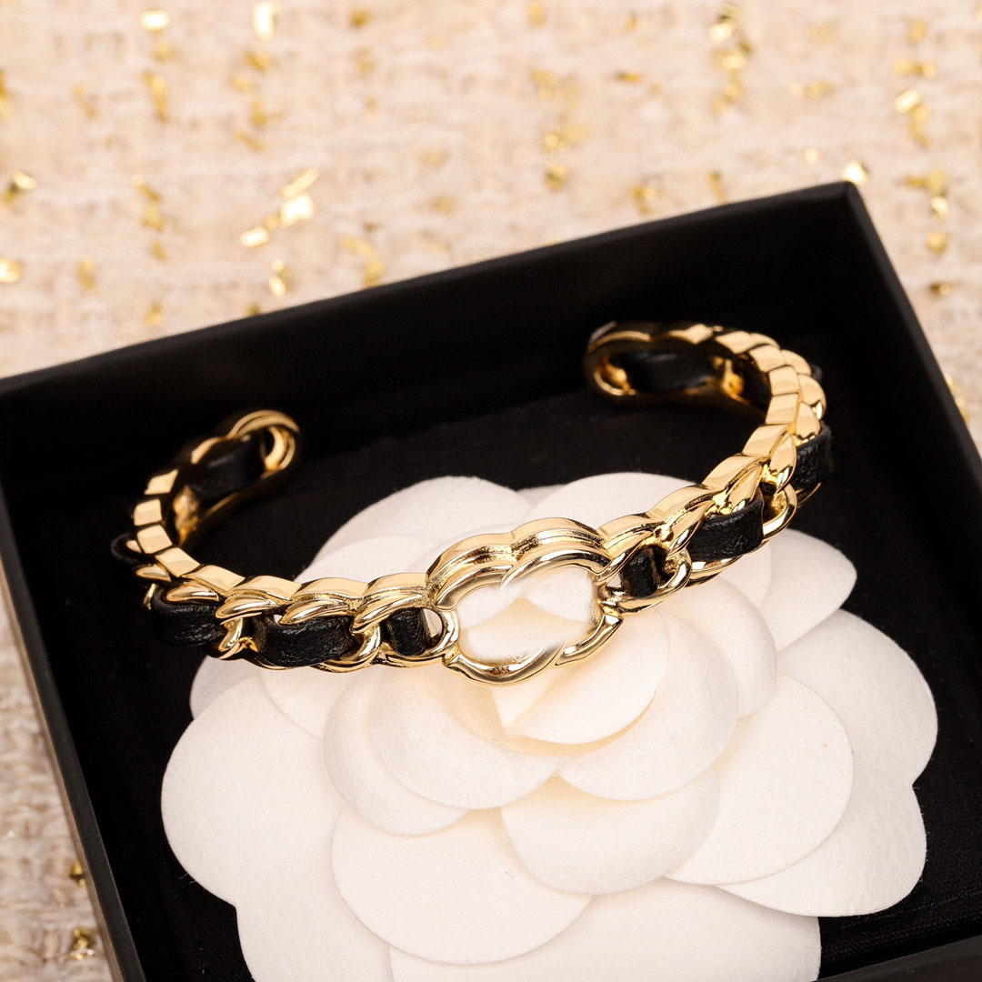 2025 Luxury quality charm opened bangle with black genuine leather in 18k gold plated have stamp box hollow design PS6920