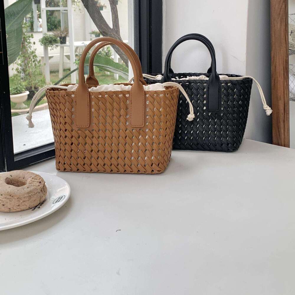Small Niche Design Women's Korean Version Handbag, New Summer Beach Fashionable Woven Bag, Crossbody Bag