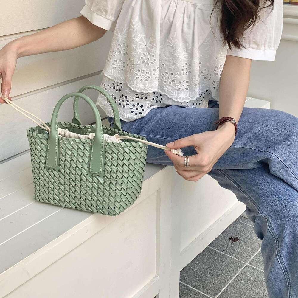 Small Niche Design Women's Korean Version Handbag, New Summer Beach Fashionable Woven Bag, Crossbody Bag