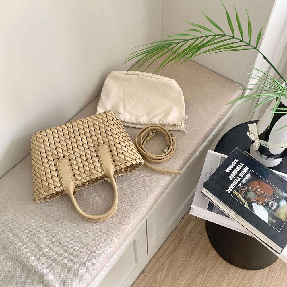 Small Niche Design Women's Korean Version Handbag, New Summer Beach Fashionable Woven Bag, Crossbody Bag