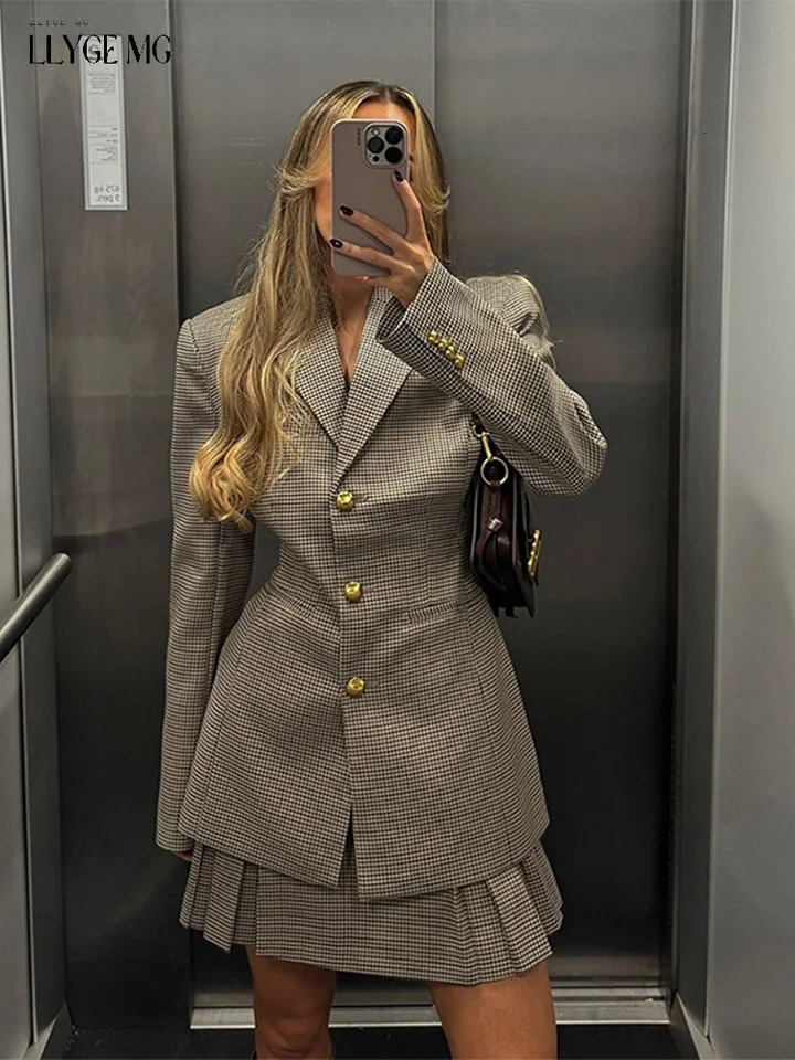 Plaid Coat Women Belt Autumn Winter Slim Lapel Buttons Pockets Outerwear Female Long Sleeve Vintage Jacket Lady High Street Chic 241220