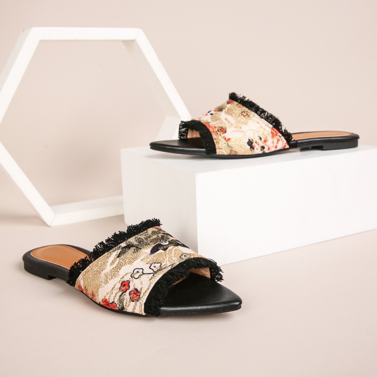 Women Slippers Fashion Design Flat Bottom Outdoor Wear Hot Selling Pointed Toe Trendy Casual Versatile Plus Size Multi Colors Free shipping