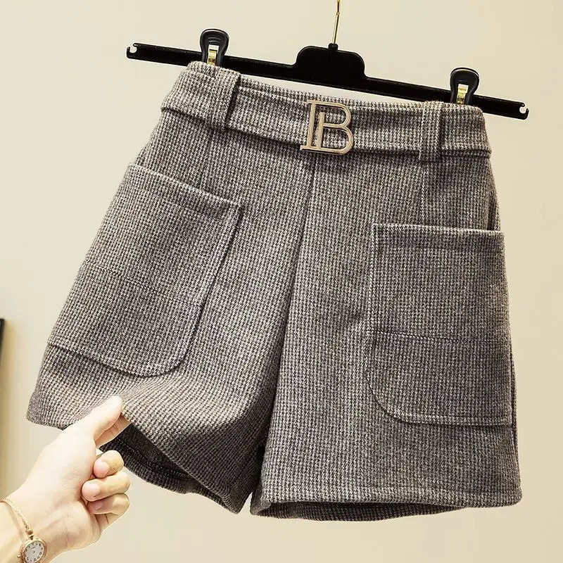 Simplicity Fashion Autumn Woolen Women Plaid Zipper Pockets Korean Elegant Casual High Waist Loose A-line Wide Leg Shorts 241216