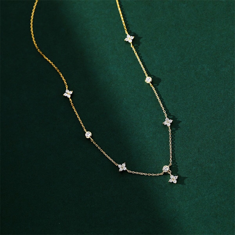 Plated gold necklaces clover necklaces women ice out elegance simple jewelry creative classic popular pendant necklace pretty om0110