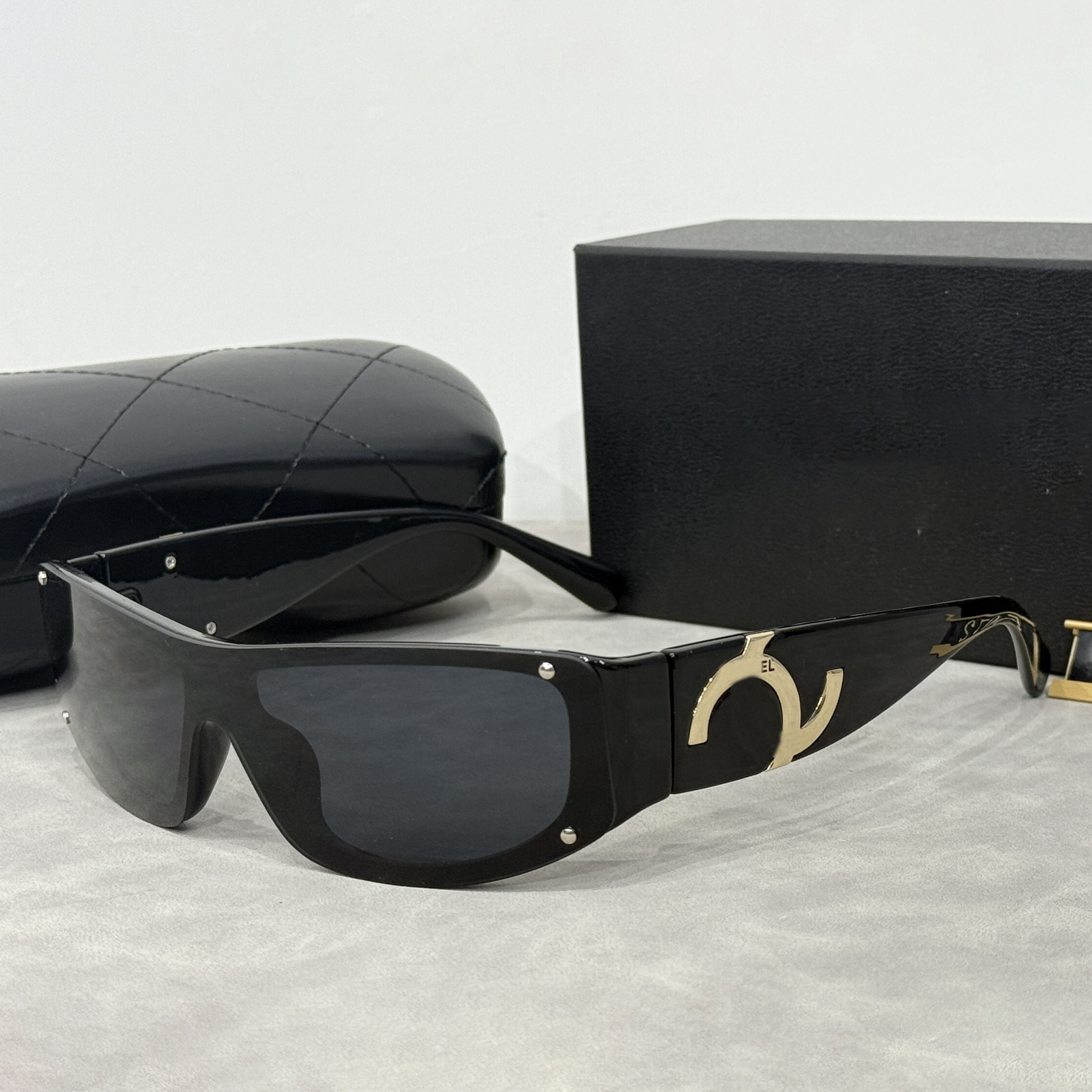 Designer sunglasses women's premium luxury curved frame eyeglasses gold classic slanted letter temples fashion trend polarized sunglasses shopping vacation wear