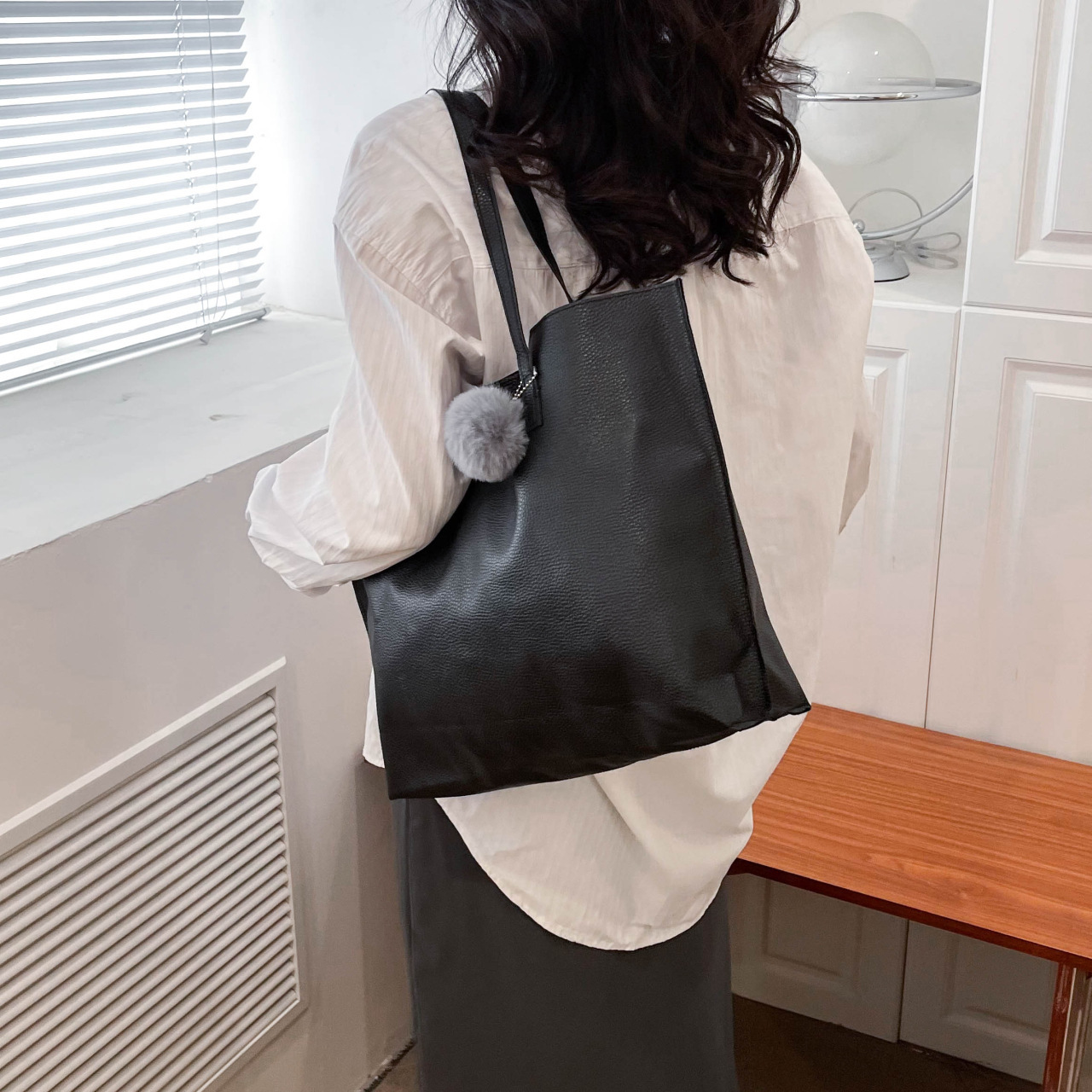 leisure trend Simple and fashionable handbag for autumn and winter new large capacity designer shoulder bag fashionable commuting texture crossbody ba