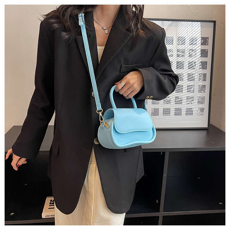 Girl 2023 Internet Celebrity Live Streaming Room Small Square Korean Edition Texture Travel Essential High Luxury Single Shoulder Bag Trend