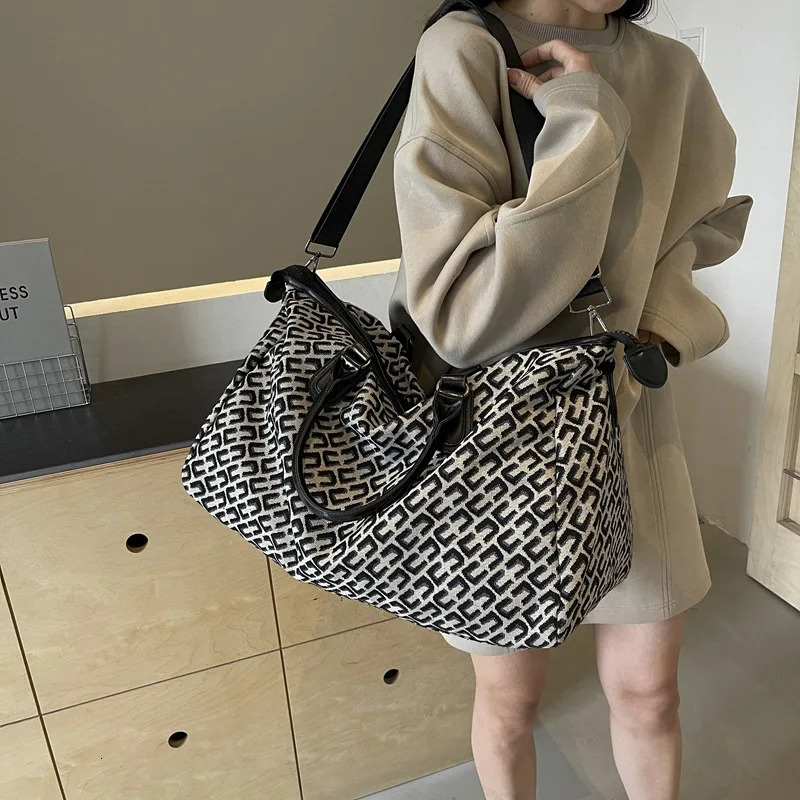 Travel bag small lightweight handbag large capacity yoga and fitness bag Korean version travel bag 241220