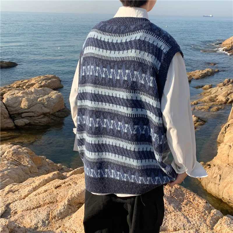 Men Sweater Vest Vintage Preppy Style Sleeveless Clothing Knitted V-neck Loose Jacquard Jumpers Harajuku Warm Outwear Autumn InsXJ241221