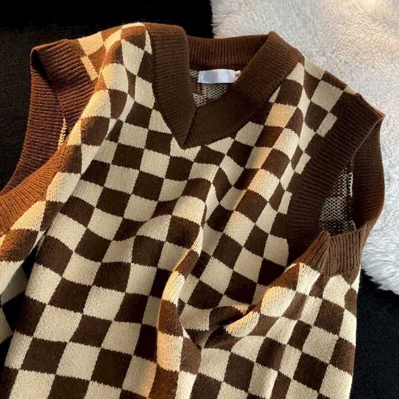 Autumn Vest V-neck Knit Sweater Vests Men Loose College Style Plaid Couple Sleeveless Sweaters Retro Checkerboard Knited VestXJ241221