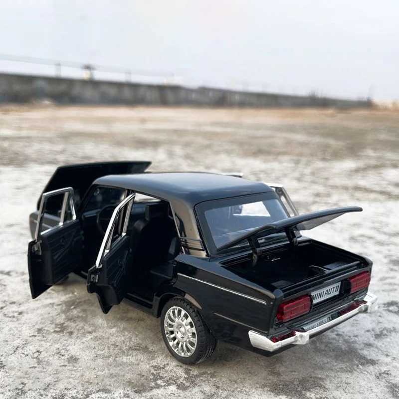1 18 LADA 2106 Alloy Die Cast Toy Car Model Sound and Light Childrens Toy Collectibles Birthday giftXJ241221