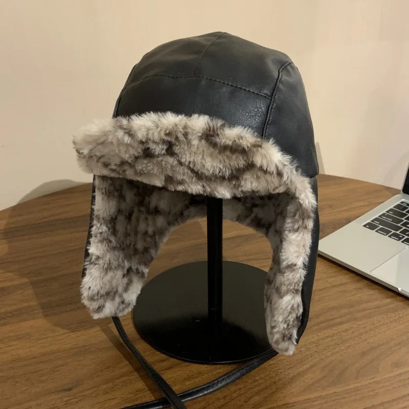 Winter Lace PU Leather Velvet Inner Lightning Cap Suitable for Male and Female Riders Ear Protectors Windproof Flying Bomber Cap 241220