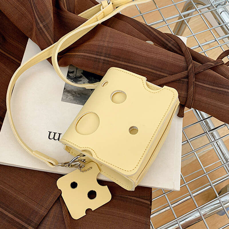 Internet celebrity personality fashion fresh cheese 2024 autumn and winter new style western-style texture small square bag popular this year